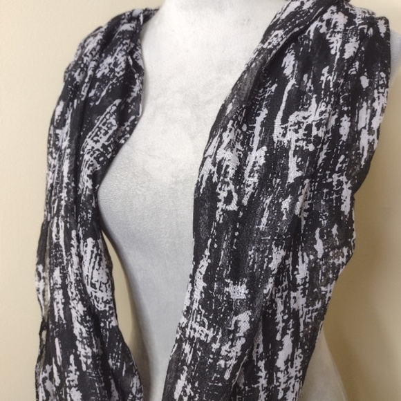 Wilsons Leather Infinity Scarf NWT Black White Abstract Lightweight 27x70 - Picture 2 of 6